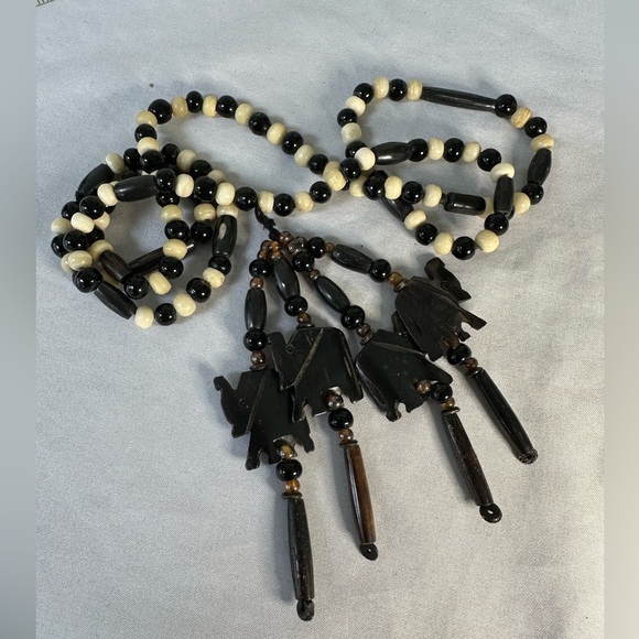 Ethnic fetish elephant necklace in black and beige - Picture 6 of 7